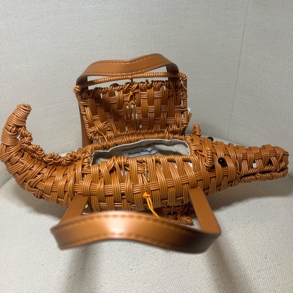 Tommy Bahama Tan Woven crocodile Handbag. Don’t worry it won’t bite 🐊 - Picture 8 of 10